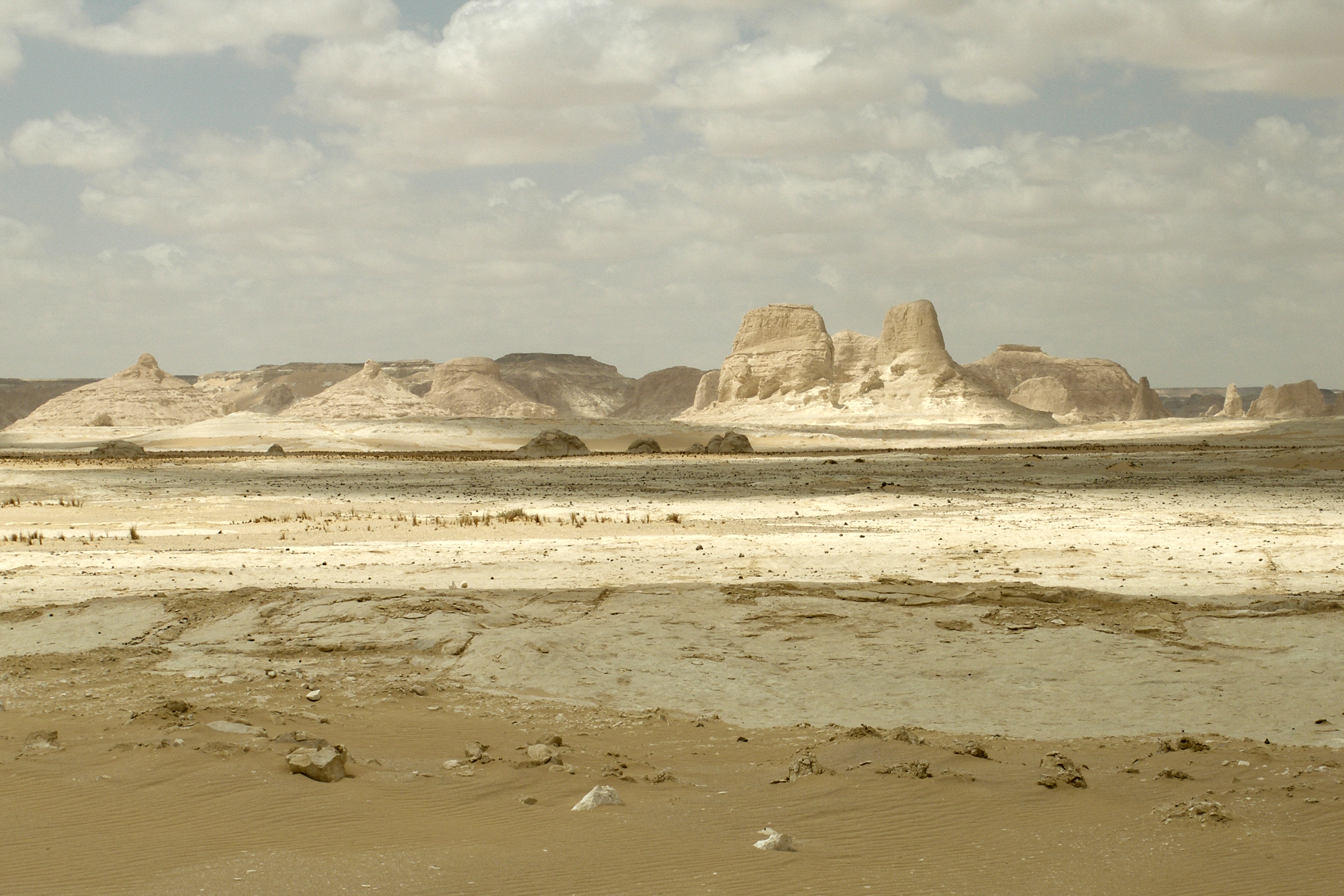 Chalk cliffs and dunes in the White Desert